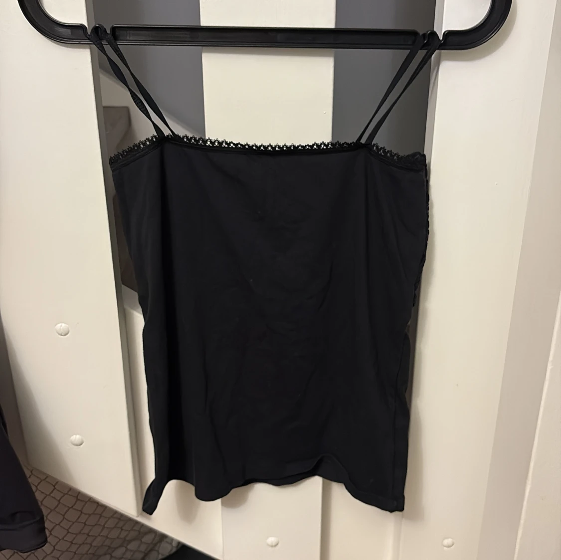 Svart spetsdetaljerad linnetopp - 1