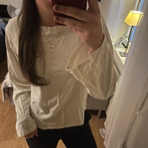 Vit tröja med vida ärmar - Simpel men jättefin tröja med vida ärmar!🙌🏻💕säljer även samma fast i svart!
