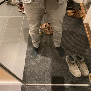 Jack n Jones grå jeansbyxor 29/30 - Snygga grå jeansbyxor från Slim Glenn i storlek 29/30. Modellen är slim fit med smal passform och klassisk femficksdesign. Nypris ≈ 549kr. Jag är 179cm på bilden och väger 62kg. Hör av er om ni har några frågor 