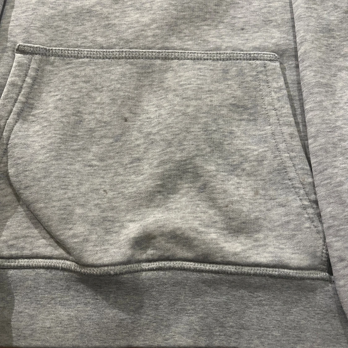Grå hoodie från GANT med emblem - 2