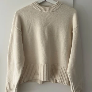 Beige stickad tröja med ribbade detaljer - Cream vit tjockare tröja. Denna passar perfekt nu under hösten och vintern, men passar självklart fint till en fin sommarkväll med!😍Liiite missfärgning från smink finns på kragen runt halsen, fläcken fanns redan när jag köpte tröjan men den syns inte alls lika mycket nu efter några tvättar med fläckborttagning!