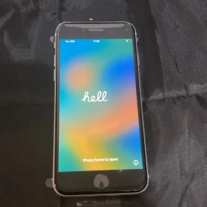 iPhone SE - Snygg vit iPhone SE med 4,7-tums skärm och Touch ID. Mobilen är i gott skick och har skyddsplast på baksidan. Kameran och knappar ser ut att vara i fint skick, inga synliga repor eller skador. Perfekt för dig som vill ha en smidig och pålitlig iPhone.