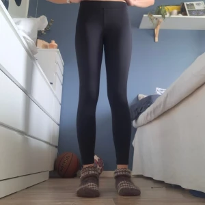 Svarta leggings i stretchigt material - Svarta leggings med tight passform och hög midja. Tillverkade i ett stretchigt och mjukt material.