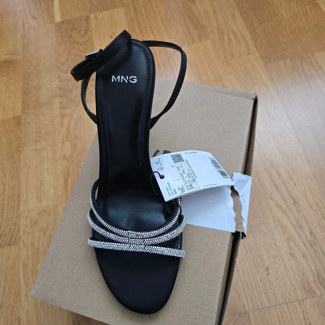 Svarta sandaler med strass från MNG