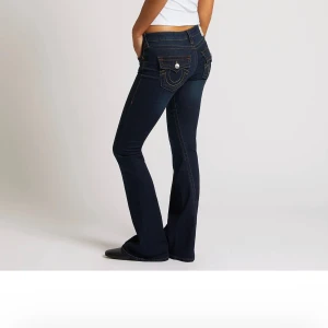 Mörkblå bootcut jeans från True Religion - Helt nya med lapparna kvar, för små och kan inte lämna tillbaka pga gått för lång tid. Nypris 1300
