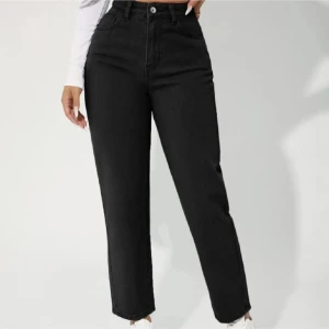 Svarta raka jeans med hög midja - Snygga svarta jeans med hög midja och raka ben. Klassisk femficksmodell med knapp och dragkedja framtill. Perfekta för en clean och stilren look, passar till allt och är superenkla att matcha. XS Petite 