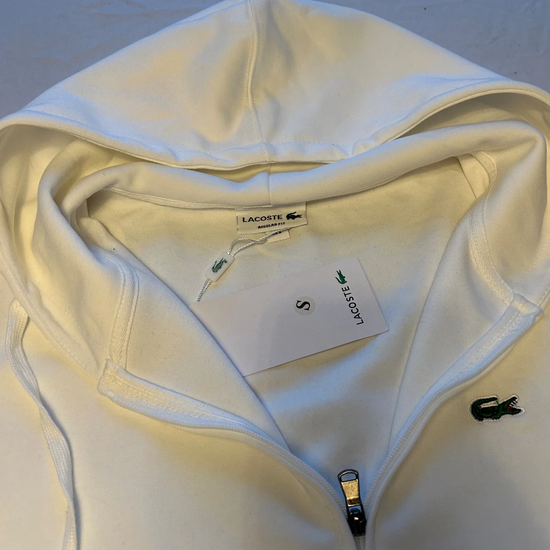 Vit hoodie från Lacoste med dragkedja - 1