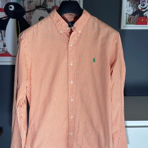 Ralph Lauren skjorta - Vi erbjuder nu denna extremt schyssta skjortan från Ralph Lauren. Size M (slim fit). Den erbjuder en riktigt fin färg som går att använda under sommarhalvåret men även vinterhalvåret. Cond 9/10.  Nypris: 1599 kr - Vårt pris: 499 kr.  Endast skjortan som medföljer vid köp.  Snabba och enkla affärer prioriteras i vanlig ordning.