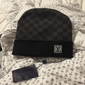 Svart rutig mössa - En helt ny, oanvänd mössa. Kommer med prislapp. En väldigt fin mössa för just er. Köp idag hos ULTRA!