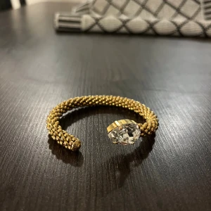 Guldigt armband - Säljer ett Caroline Svedbom armband med nästan inga tecken på användning. Nypris 1290kr