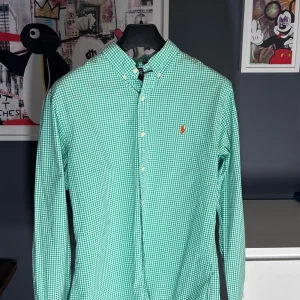 Ralph Lauren skjorta - Vi erbjuder nu denna extremt schyssta skjortan från Ralph Lauren. Size M (slim fit). Den erbjuder en riktigt fin färg som går att använda under sommarhalvåret men även vinterhalvåret. Cond 9/10.  Nypris: 1599 kr - Vårt pris: 499 kr.  Endast skjortan som medföljer vid köp.  Snabba och enkla affärer prioriteras i vanlig ordning.