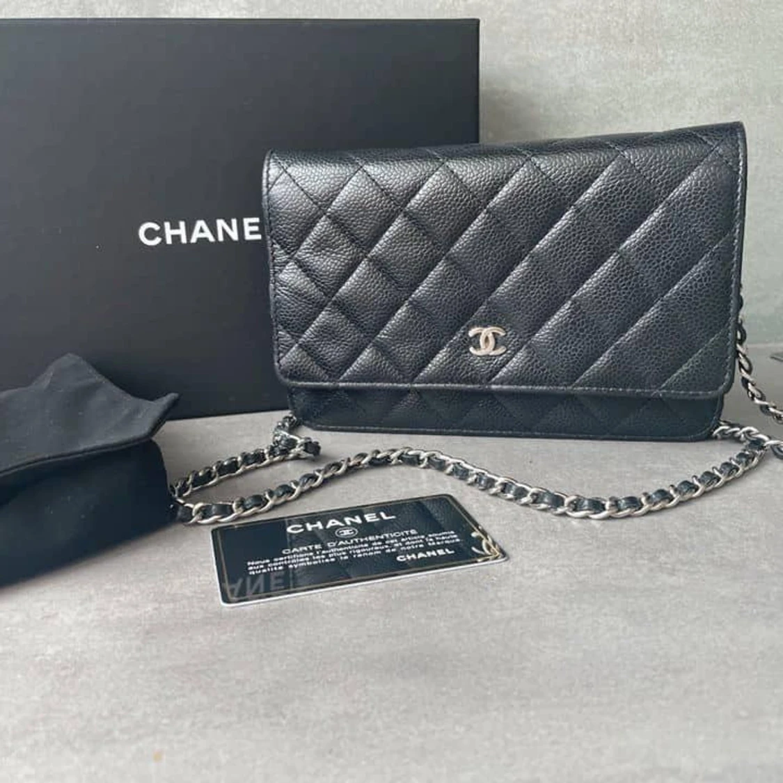 Svart quiltad axelväska från Chanel