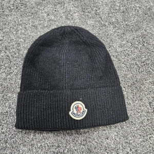 M mössa - Fin och klassisk mössa till vinter eller hösten 