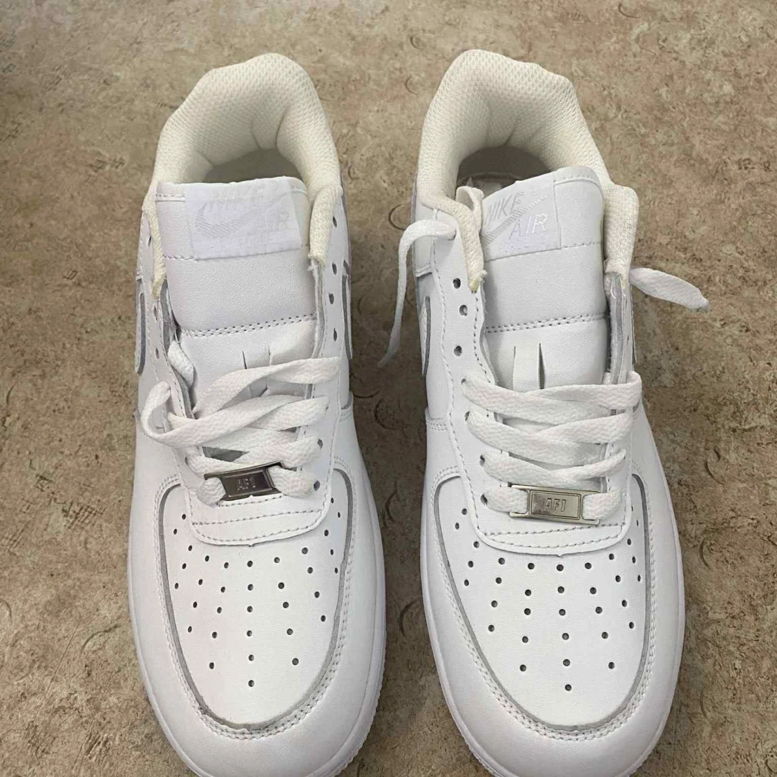 Nike Air Force 1 helvita sneakers