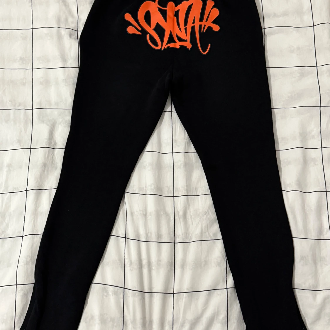 Svarta mjukisbyxor från SYNA med tryck