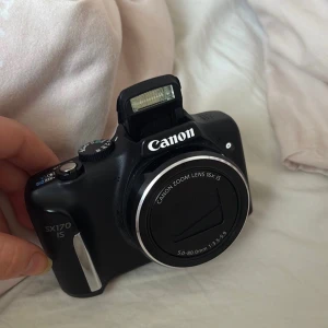 Canon PowerShot SX170 IS - Canon PowerShot SX170 IS digitalkamera med 16x optisk zoom och bildstabilisering. Kameran har en stor LCD-skärm och tydliga knappar. Skicket ser mycket bra ut, batteri tillkommer