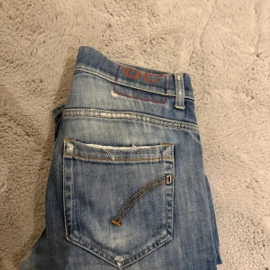 Dondup George  - Säljer et par dondup George i storlek w29 i ganska bra skick har ni några frågor elelr funderingar hör av er 