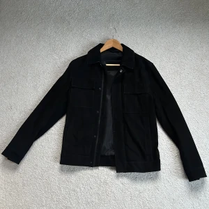 Massimo dutti mocka jacka  - Hej, säljer min sjukt chill mockajacka från märket Massimo dutti. Köpt för 2800kr, använt fåtal gånger. Passar mig perfekt, är 175 cm och väjer 65 kg. 