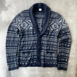 Mörkblå mönstrad kofta från Hollister - Jävligt fet mörkblå mönstrad kofta från Hollister i storleken L. Jävligt bra kvalité och skick.