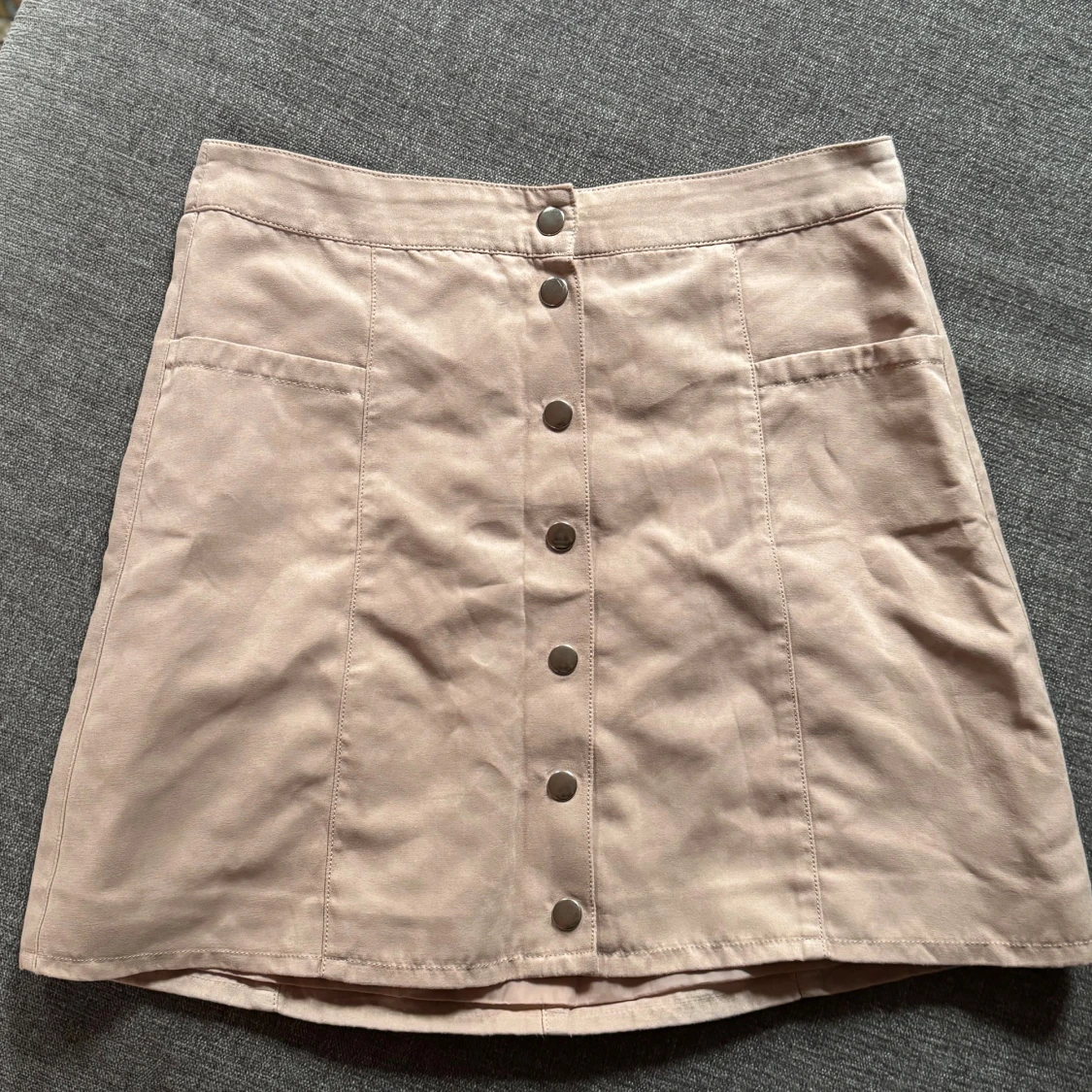 Beige kortkjol med knappar från H&M