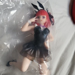 Anime figur - Köpte den i ett mystery paket men typ hatar den, inte min stil. Oöppnad och är inte trasig. Skicka ett meddelande om du vill diskutera priset,  du betalr frakt. Jag kommer lämna tillbaka den där jag köpte den om den inte säljs snart. +finns också på Vinted