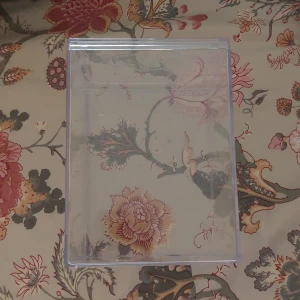 Funko Pop! Protector Hard Case - Skydda dina värdefulla Funko Pop!-figurer med detta genomskinliga hårda skyddsfodral. Tillverkad i robust plast, passar standardstorlek Pop!-lådor. Fodralet är i gott skick med mindre ytliga repor. Perfekt för samlare som vill bevara sina figurer.