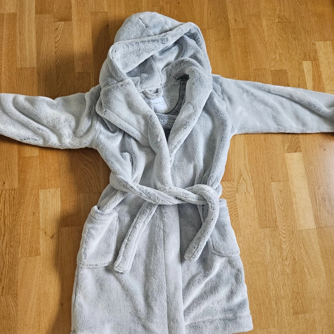 Ljusgrå gosig morgonrock med huva från Next.