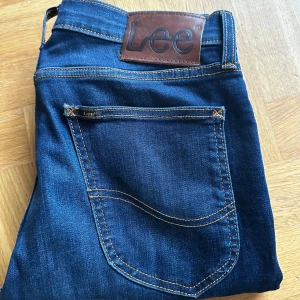 Lee Luke mörkblå  jeans W29 L32 - Snygga mörkblå Lee Luke. Jeansen har en skön skämtsam och är tillverkat i stretchiga denim. Pris går att diskutera vid snabb affär. W29 L32