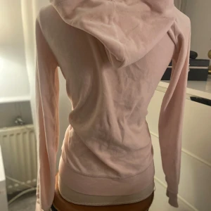 Rosa zip up hoodie  - Super snygg ljus rosa zip up hoodie men luva o dragkedja, från märket COS i storlek small. Väl använd för att den är köpt secondhand men inga stora synliga defekter. Påminner om juicy couture jackorna!❤️
