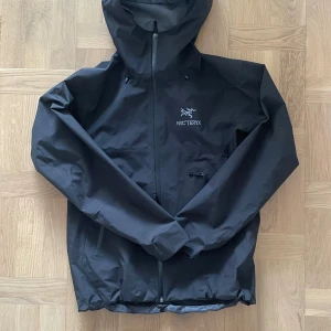 Svart regnjacka från Arc'teryx  - Säljer nu min Svart regnjacka från Arc'teryx i storlek S eftersom att den börjar bli för liten och jag inte använder den så mycket. Priset är inte hugget i sten och svarar gärna på frågor.