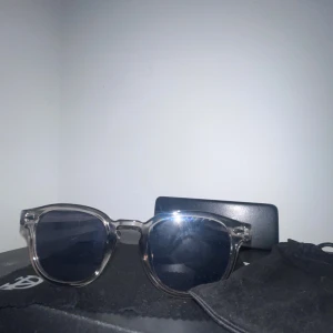 Stilrena solglas ögon från all Cap one.  - Säljer nu ett par stilrena solglasögon från allcapone. De är använda 1-2 gånger. Dessa solglasögon är one size. Pris kan diskuteras.