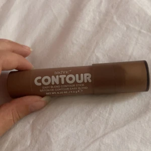 Technic Contour Stick 💞💞💞 - Säljer en Technic Easy Blend Contour Stick i brun nyans. Smidig stickform som är enkel att applicera och blenda för att skapa snygga konturer. Produkten är vegansk och innehåller 7,3 g. Perfekt för att framhäva ansiktsdrag med en naturlig finish. ✨🙃✨