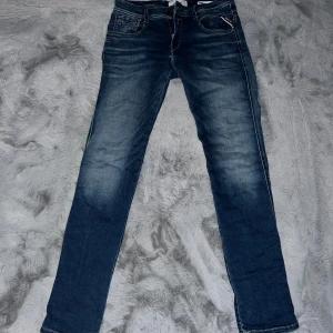 Replay Anbass Hyperflex jeans blå - Säljer pga fel storlek, inget fel me dom. Modellen är slim fit. Mer info o bilder kan skickas om d önskas 👌