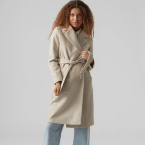 Beige kappa - Kappa från veromoda å färgen oatmeal. Använd endast 1 gång då den är för liten för mig. 