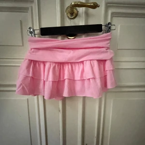 Rosa volangkjol - Jag säljer min super snygga rosa volangkjol! Kjolen har även insydda short!! Köp nu jag postar snabbt!!💗💗💗