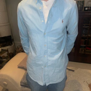 Ljus blå Ralph Lauren skjorta - Snygg passform och passar både till vardags och mer uppklädda tillfällen. Mycket fint skick