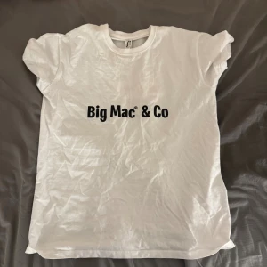 Mcdonalds tröja - T shirt från mcdonalds där det står ” Big Mac & Co” på framsidan och ” 85 kr” på ryggen. Storleken är S men den är oversize