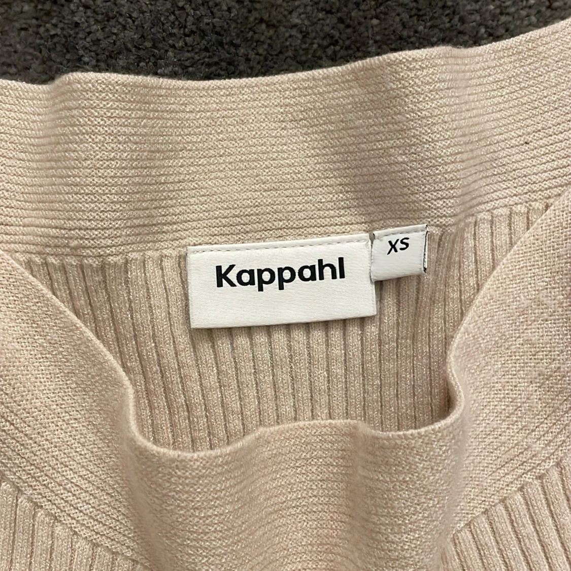 Beige ribbstickad topp - 2