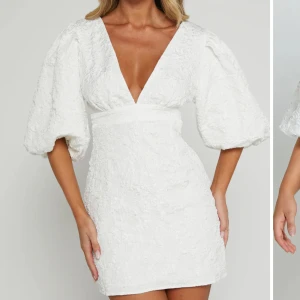 Vit kortklänning med puffärmar - Säljer min supersnygga studentklänning med v-ringning och puffiga kortärmar från showpo i modellen miley mini dress. Behövde beställa två klänningar då jag blev lurad på storleken på den första jag köpte alltså denna, så den är alltså helt oanvänd. Priset kan diskuteras💕