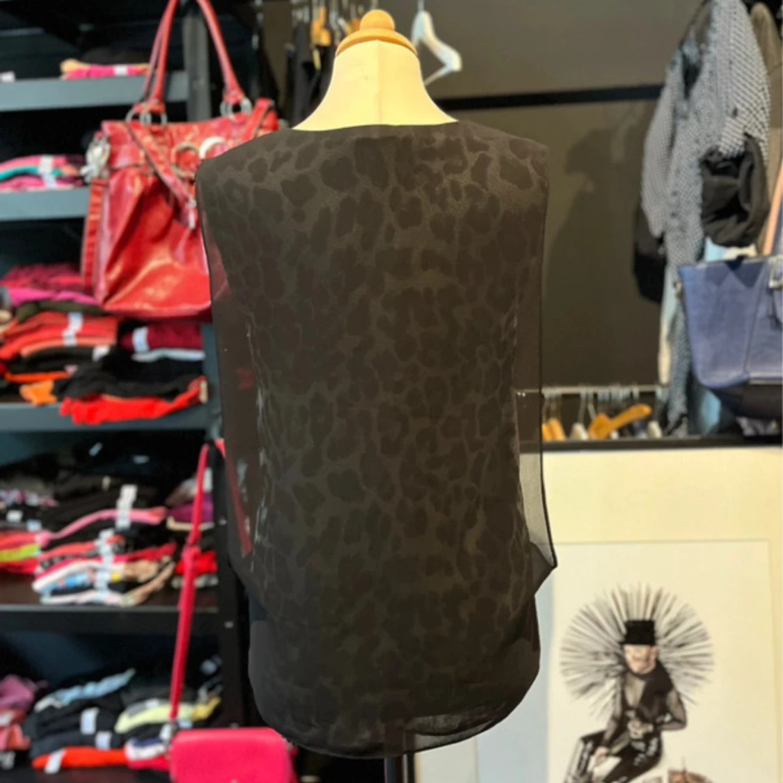 Svart ärmlös topp med leopardmönster - 1