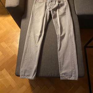 Levis 501 Jeans  - Säljer ett par gråa Levis 501or i storlek W30 L32| Demär i bra skick och är straight fit| Skriv privat för bilder och frågor.