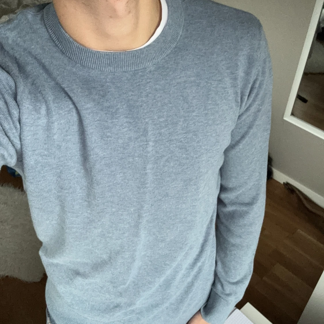 Ljusblå stickad tröja med rund hals - 1