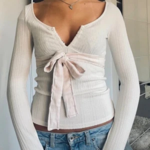 Vit omlottopp med rosett - Jättesnygg topp från h&m i storlek xs! inga märkbara defekter💞