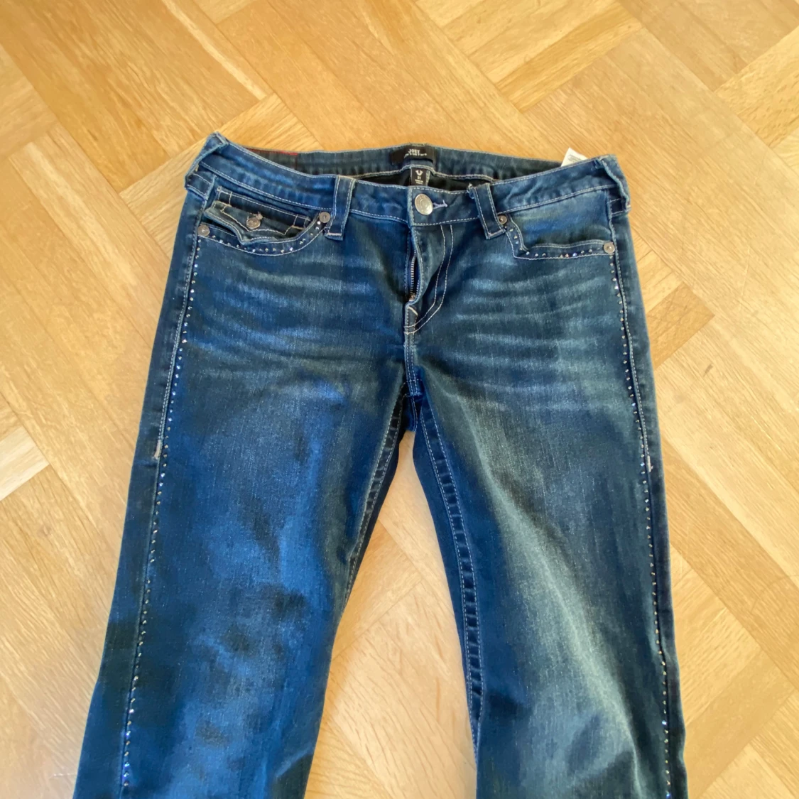 Blå bootcut jeans med nitar