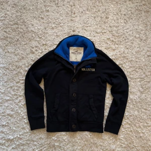Svart kofta från hollister - Riktigt snygg svart cardigan från hollister i fleece material, den är lite varmare så fungerar att använda som jacka också. Använd men i gott skick, storlek M. Tveka inte på o skriva vid fler frågor!