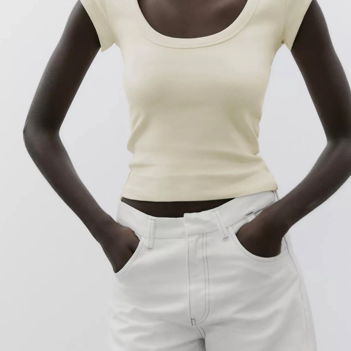 Ljusgul ribbad topp med rund hals - 1