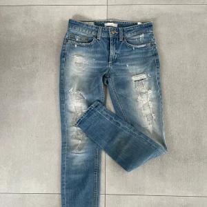 Dondup jeans - Tjena säljer ett par Snygga blå jeans från Dondup med slitningar. Klassisk femficksmodell, bruna sömmar och läderpatch bak i midjan. Jeansen har en slim passform och är tillverkade i jeansmaterial. Storleken är 25 som motsvarar ungefär w28 l30! Riktigt feta jeans och nypris är runt 2300 och jag säljer dom för 499! Perfekt skick och passar bra till allt! Hör av dig vid minsta fundering! Mvh EM_resell