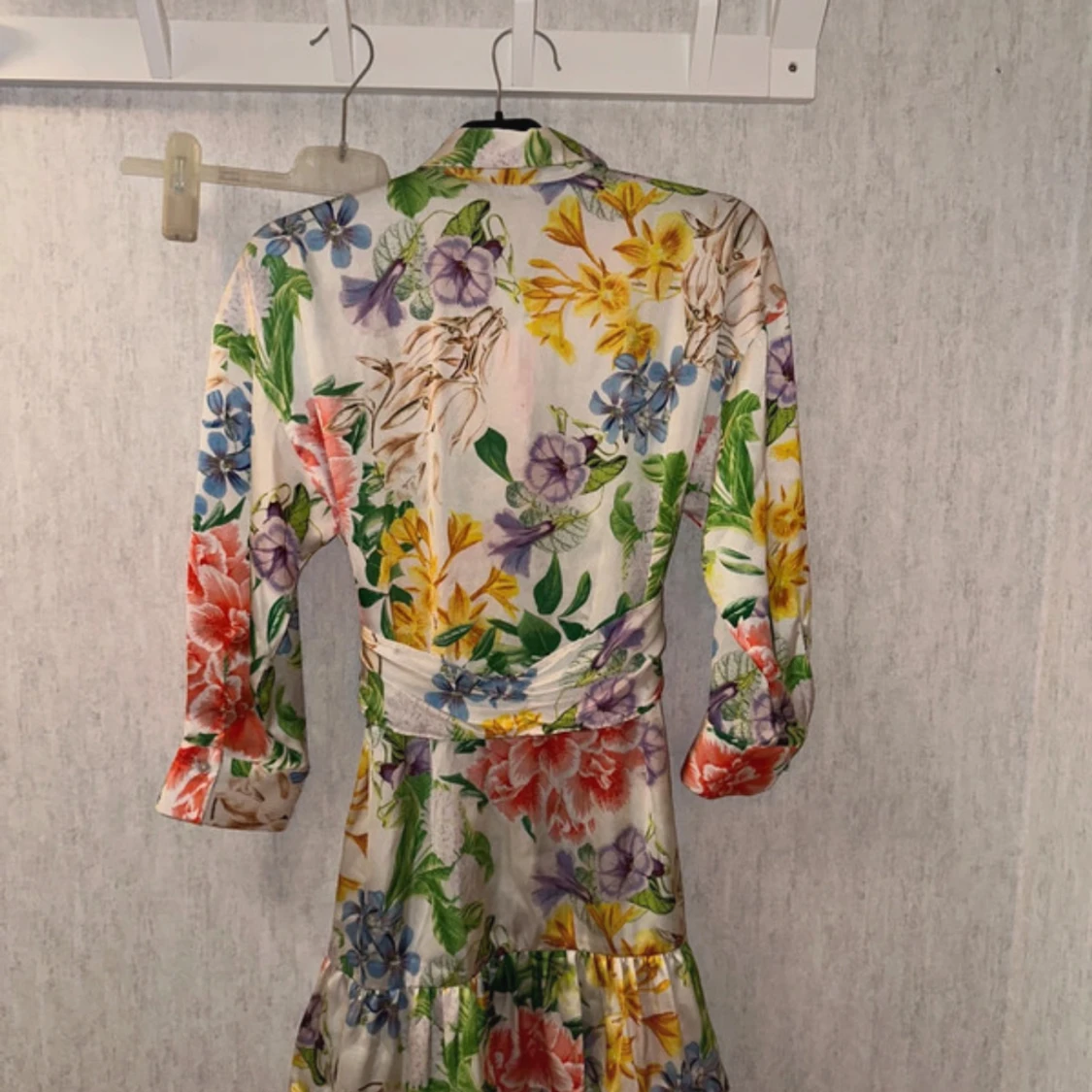 Blommig skjortklänning med bälte - 1