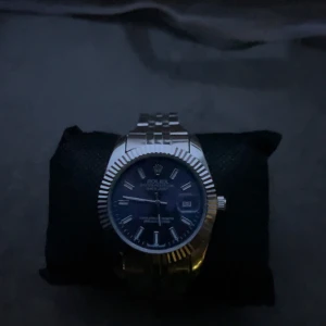 R olex Klocka  - Säljer en riktigt snygg klocka som har ett blått ur för ett riktigt bra pris. Box följer med