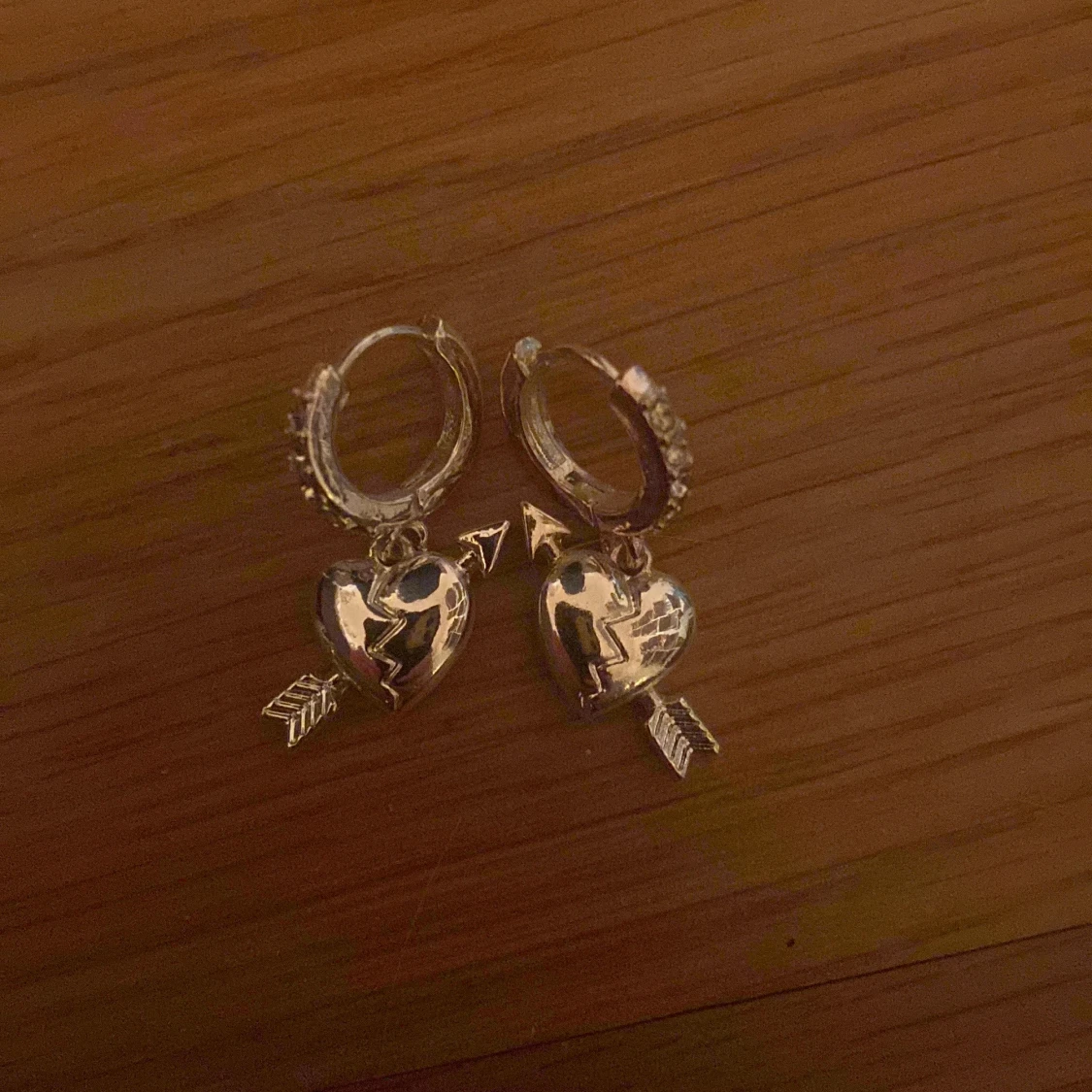 Silverörhängen med hjärta och pil - 1